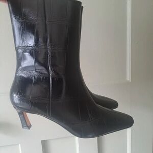 Chic Black Croc-Embossed Heeled Boots